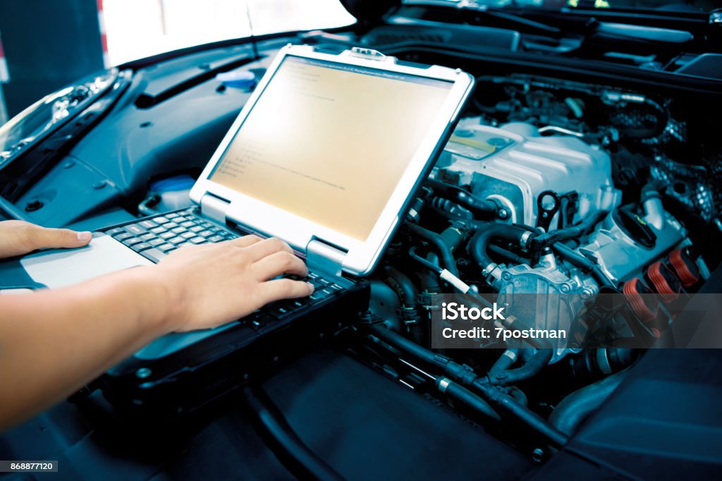 Mechaniker mit diagnostischen Werkzeugmaschinen für Auto - Lizenzfrei Auto Stock-Foto