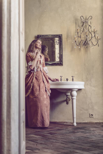 18th century woman in a castle - mirror women baroque style fashion imagens e fotografias de stock