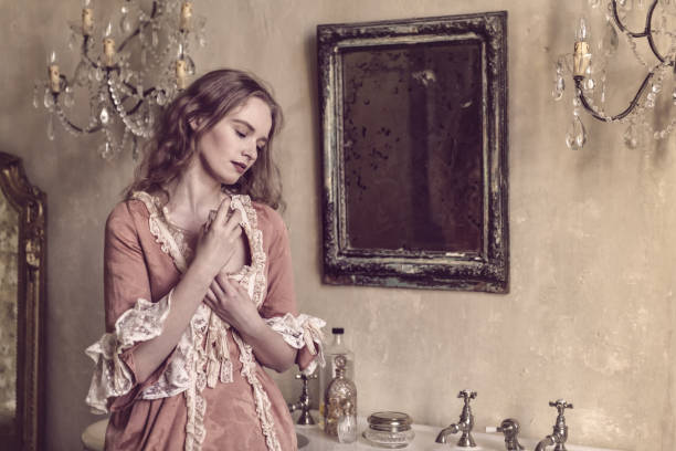 donna del xviii secolo in un castello - mirror women baroque style fashion foto e immagini stock