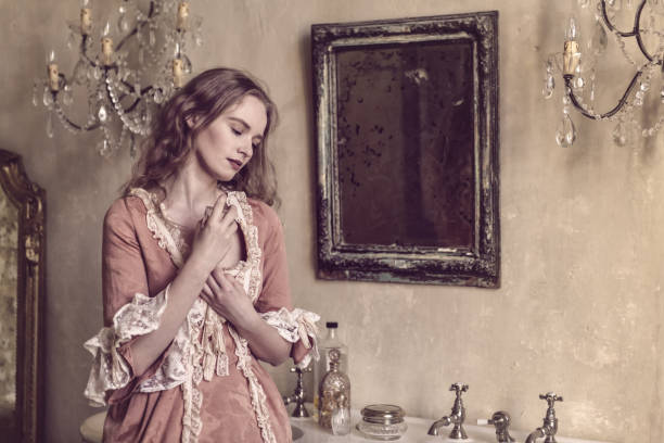 18th century woman in a castle - mirror women baroque style fashion imagens e fotografias de stock