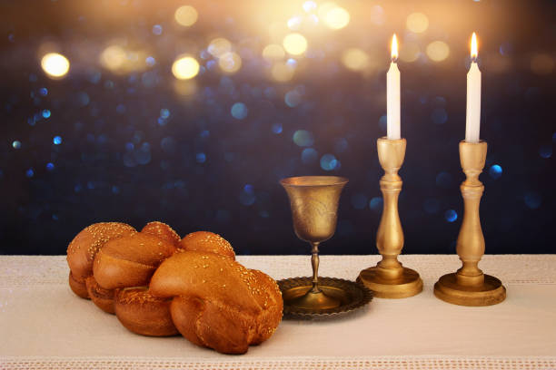 шаббат изображение. хлеб халла, шабат вино и свечи на столе - sabbath day фотографии стоковые фото и изображения