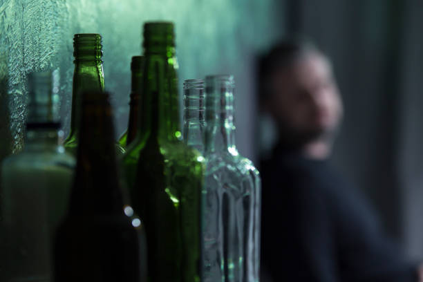 bouteilles de verre vide - alcohol alcoholism addiction drinking photos et images de collection