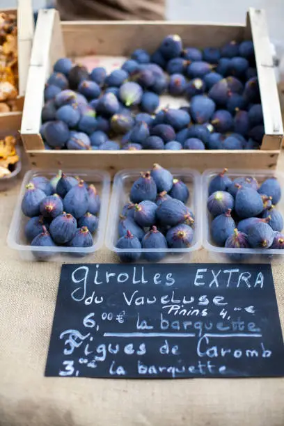 Figs ready for sale with a French description on a market stall.
