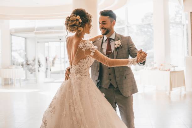 nossa primeira dança de casamento - beautiful caucasian one person romance - fotografias e filmes do acervo