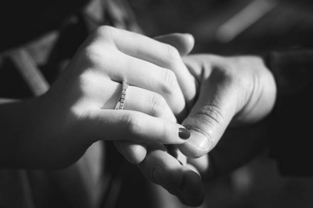 close up holding hände mit verlobungsring - bride caucasian wedding ceremony close up stock-fotos und bilder