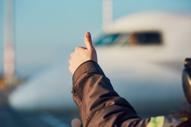 ok przed startem. - airplane airport air vehicle ground crew zdjęcia i obrazy z banku zdjęć