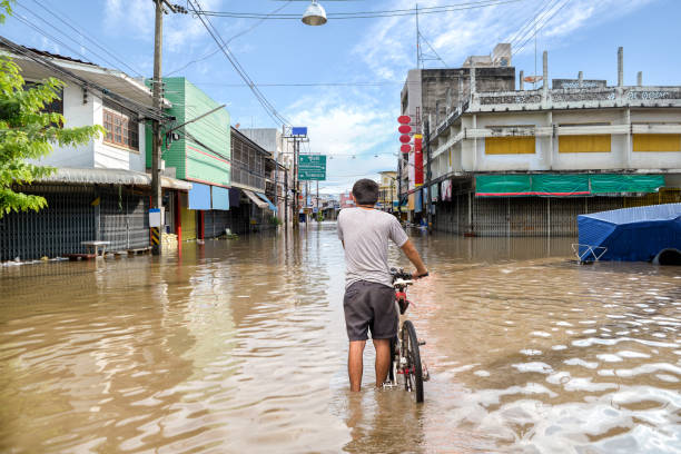 strada allagata durante un'alluvione causata da forti piogge - alluvione foto e immagini stock