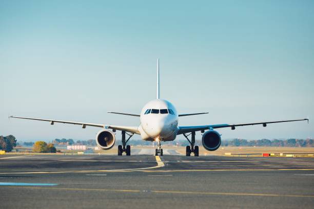 traffico in aeroporto - commercial airplane foto e immagini stock