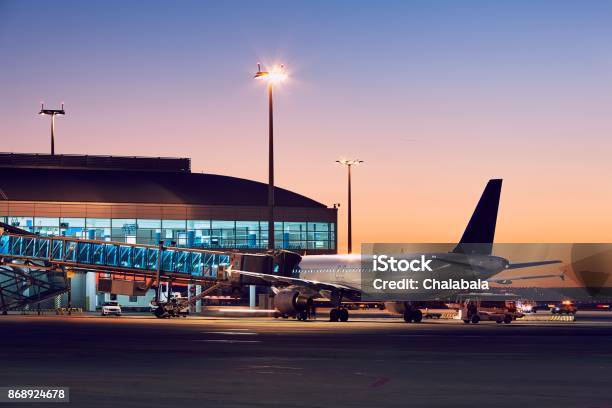 Aeropuerto En La Colorida Puesta Del Sol Foto de stock y más banco de imágenes de Aeropuerto - Aeropuerto, Terminal de aeropuerto, Avión