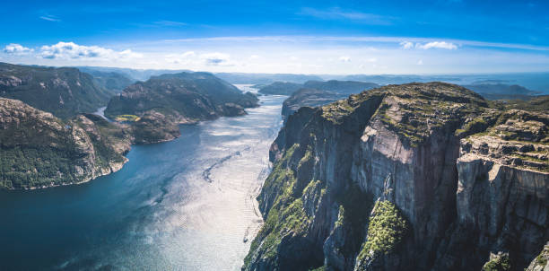 pulpit rock or pulpit rock panorama, norwegia - mountain cliff mountain peak plateau zdjęcia i obrazy z banku zdjęć
