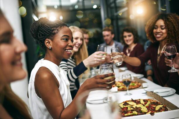 todo es mejor cuando lo haces con amigos - dining people women wine fotografías e imágenes de stock