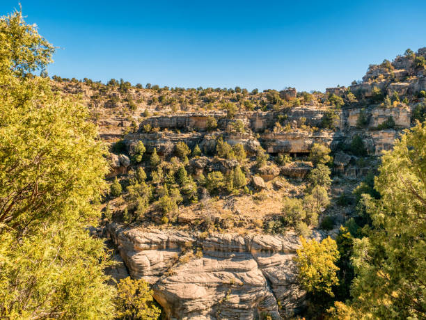 アリゾナ州フラッグスタッフ近くウォルナット キャニオン国定公園での住居 - walnut canyon ruins ストックフォトと画像