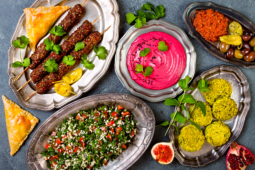 Cena tradicional del Medio Oriente. Auténtica cocina árabe. Comida de la fiesta de Meze. Pone la vista superior, plana, encima de la cabeza photo