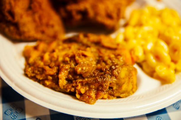frango frito, batata doce, macarrão e queijo e pão de milho em um restaurante de comida da alma - comida do sul - fotografias e filmes do acervo