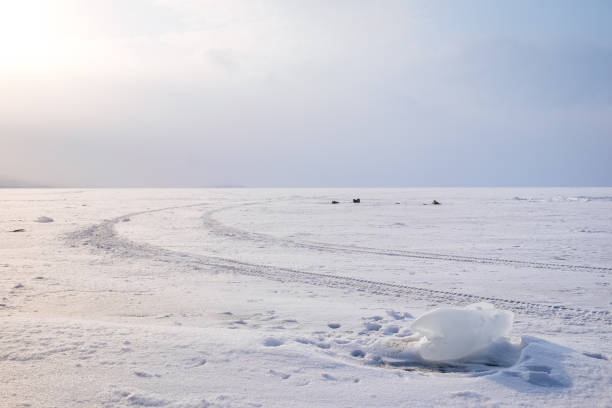 un pezzo di ghiaccio sul lago ghiacciato - lake baikal lake landscape winter foto e immagini stock