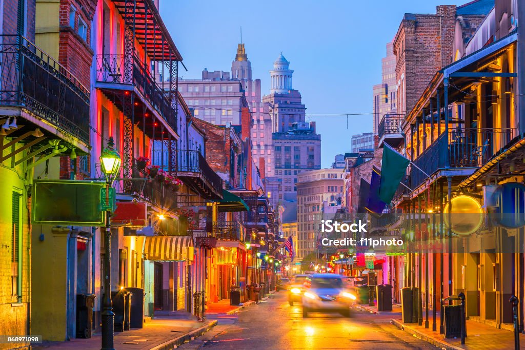 Pubs e bares com luzes de néon no French Quarter, Nova Orleans - Foto de stock de Nova Orleans royalty-free