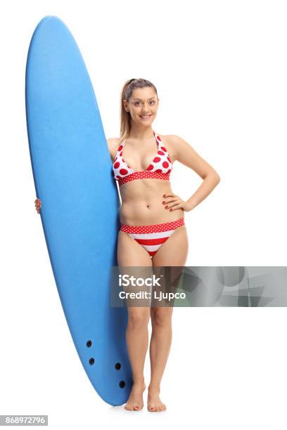 Photo libre de droit de Jeune Femme En Bikini Tenant Une Planche De Surf banque d'images et plus d'images libres de droit de Fond blanc - Fond blanc, Surf, Une seule femme