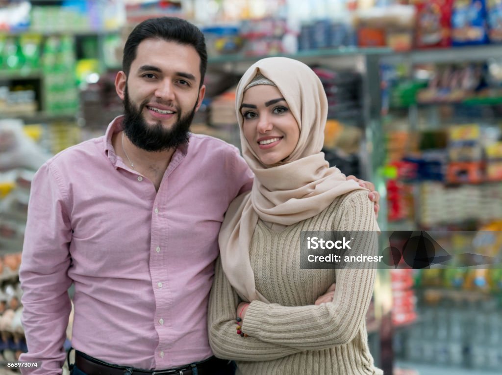 Muslim Couple At The Grocery Shop Stock Photo - Download Image Now - Middle  Eastern Ethnicity, Business, Owner - iStock