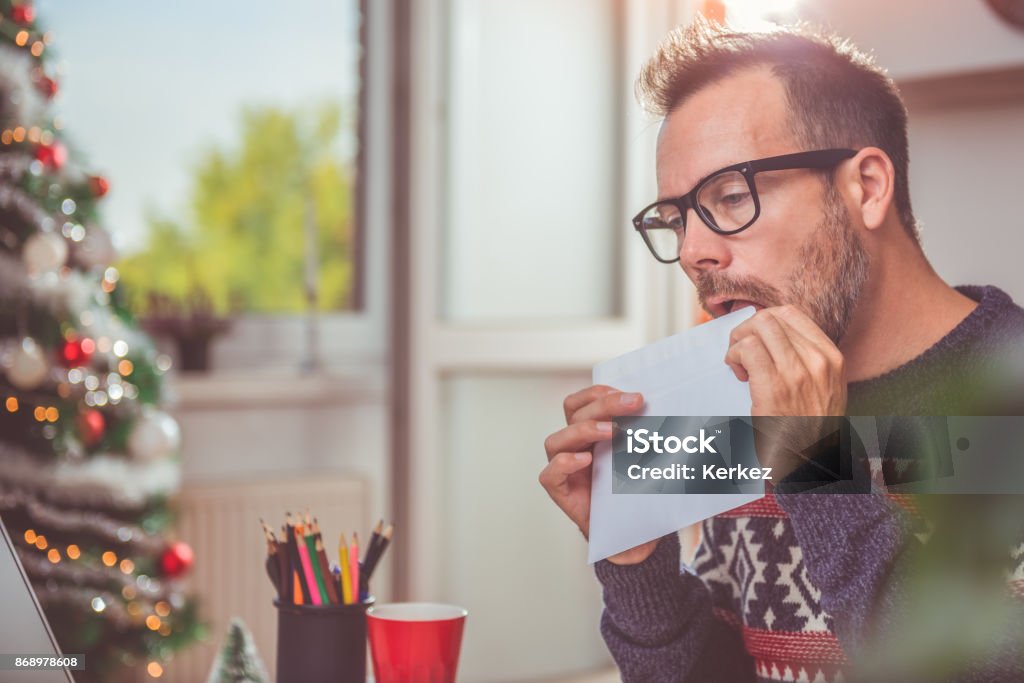 Hombres lamiendo sobres - Foto de stock de Lamer libre de derechos