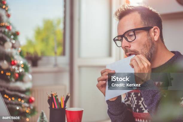 Hombres Lamiendo Sobres Foto de stock y más banco de imágenes de Lamer - Lamer, Sobre, Adulto