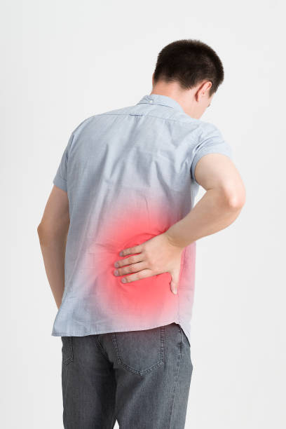 dor, inflamação de rim nas costas, dor no corpo do homem - back rear view low section pain - fotografias e filmes do acervo