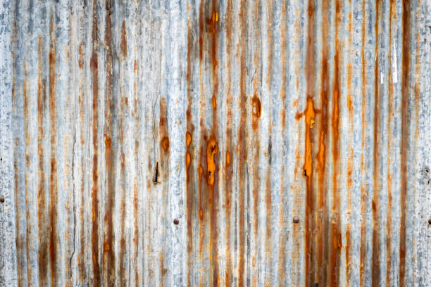 ржавый оцинкованной железной пластины - corrugated iron tin rusty metallic стоковые фото и изображения