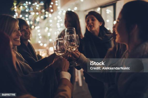 Noche De Chicas Foto de stock y más banco de imágenes de Vino blanco - Vino blanco, Brindar, Noche de las mujeres