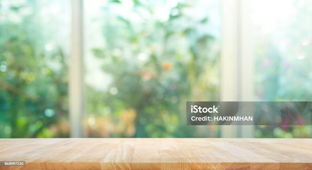 Table en bois sur le flou de la fenêtre avec le fond de la fleur de jardin - Photo de Table libre de droits