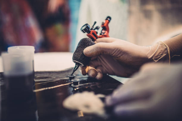 tomando un color - tattoo machine fotografías e imágenes de stock