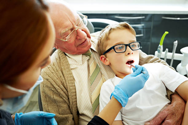 kleiner junge mit oral-check-up - human teeth little boys behavior expressing negativity stock-fotos und bilder