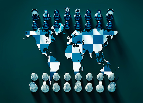 Tablero de ajedrez del mapa mundial con juego de ajedrez photo
