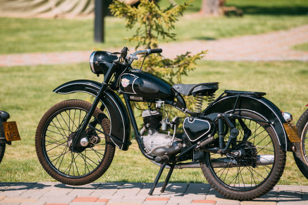ベラルーシ ゴメリ。ミンスク m1a m1nsk 古い珍しいソ連黒 2 輪のオートバイ最初ベラルーシのモデル - rarity ストックフォトと画像