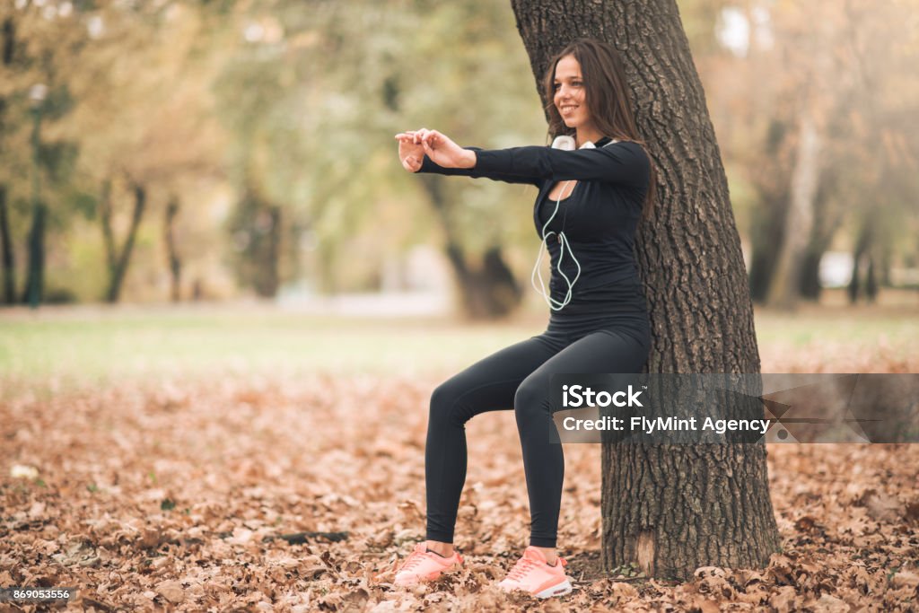 в колготках на корточках