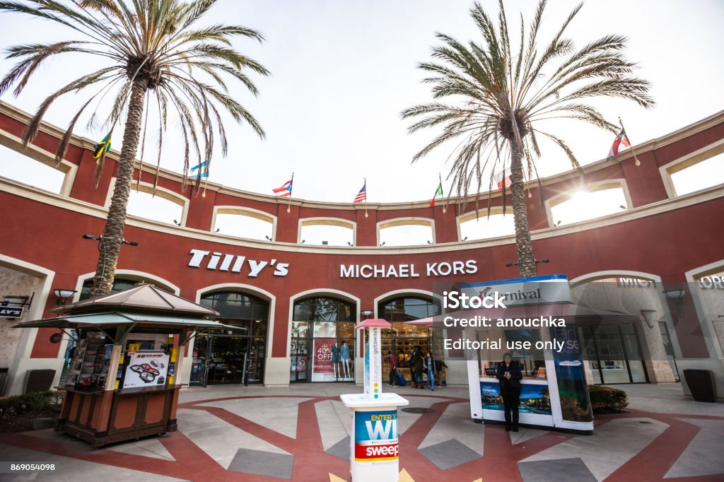 Las Vegas Premium Outlets Stock Photo - Download Image Now - Las Vegas,  Outlet Store, Business Finance and Industry - iStock