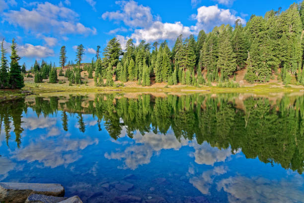 emerald lake, california - mt lassen imagens e fotografias de stock