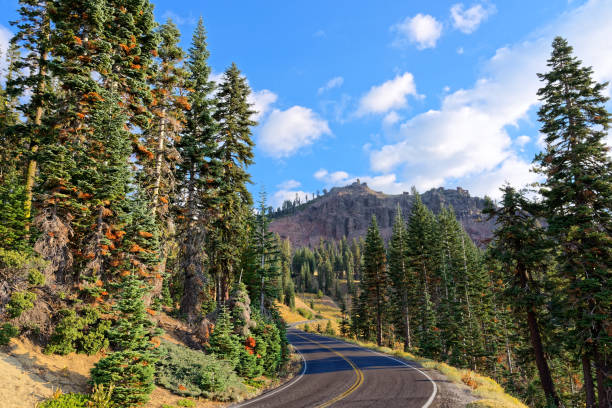 lassen volcanic national park highway - mt lassen imagens e fotografias de stock