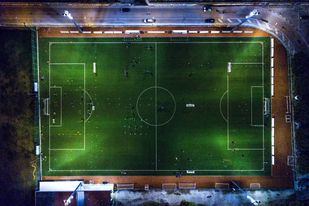 футбольное поле ночью - вид с воздуха - soccer field night stadium soccer стоковые фото и изображения