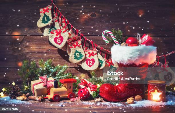 Calendario De Adviento Y Zapato De Santa Con Los Regalos Sobre Fondo De Madera Rústico Foto de stock y más banco de imágenes de Papá Noel