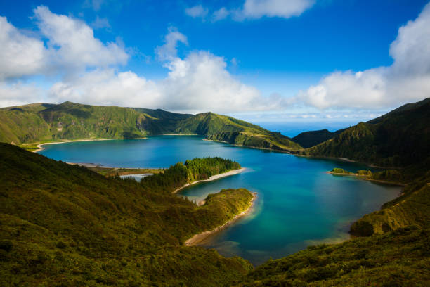 lagoa do fogo i zielona dolina na wyspie san miguel - brazil lagoa water sea zdjęcia i obrazy z banku zdjęć