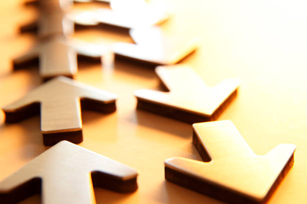 istock Rows Of Arrows Pointing In Opposite Directions 869081058