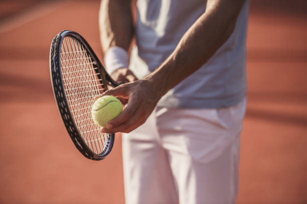 남자 게임하기 테니트 - tennis serving men court 뉴스 사진 이미지