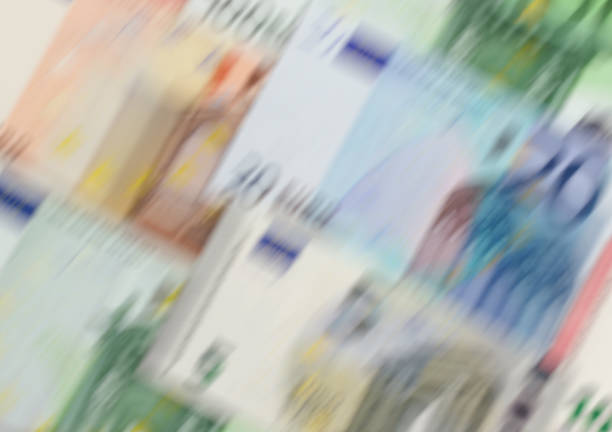 dinero de diferentes denominaciones borrosa de fondo del euro. - european union currency european union euro note financial advisor currency fotografías e imágenes de stock