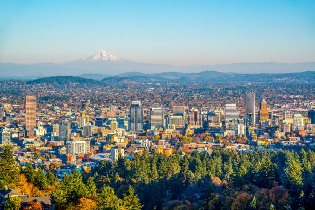 stadt portland oregon und mount hood im herbst - alpenglühen stock-fotos und bilder