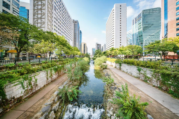 seoul cheonggyecheon stream south korea - infraestrutura de água imagens e fotografias de stock