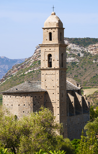Córcega: detalles de la iglesia del siglo XVI de San Martín en Patrimonio, una pequeña ciudad de Haute Corse, rodeado de viñedos y colinas photo