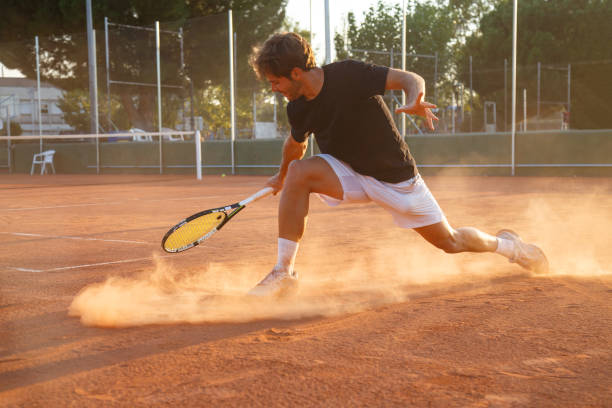 tenista profesional en corte - tennis serving sport athlete fotografías e imágenes de stock