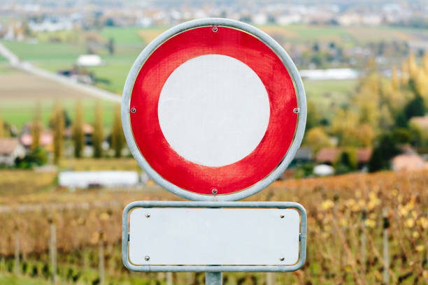 A road sign prohibiting traffic of all vehicles.