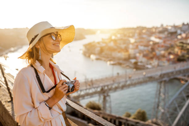 ポルト市の旅の女性 - portuguese culture women ethnic smiling ストックフォトと画像