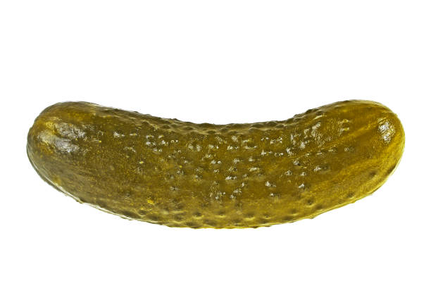 concombre sel isolé sur fond blanc - cucumber pickled photos et images de collection