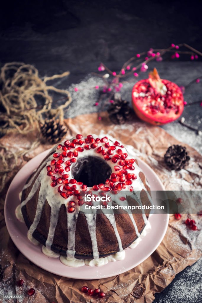 MArble ciasto z czekoladą i granatami - Zbiór zdjęć royalty-free (Granat - Owoc tropikalny)